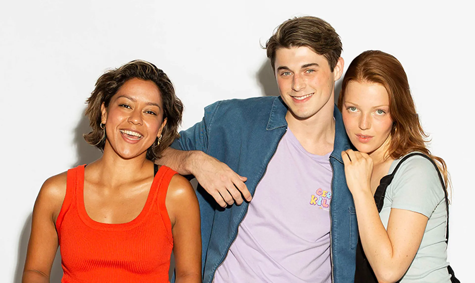 Trzy uśmiechniete osoby patrzące przed siebie