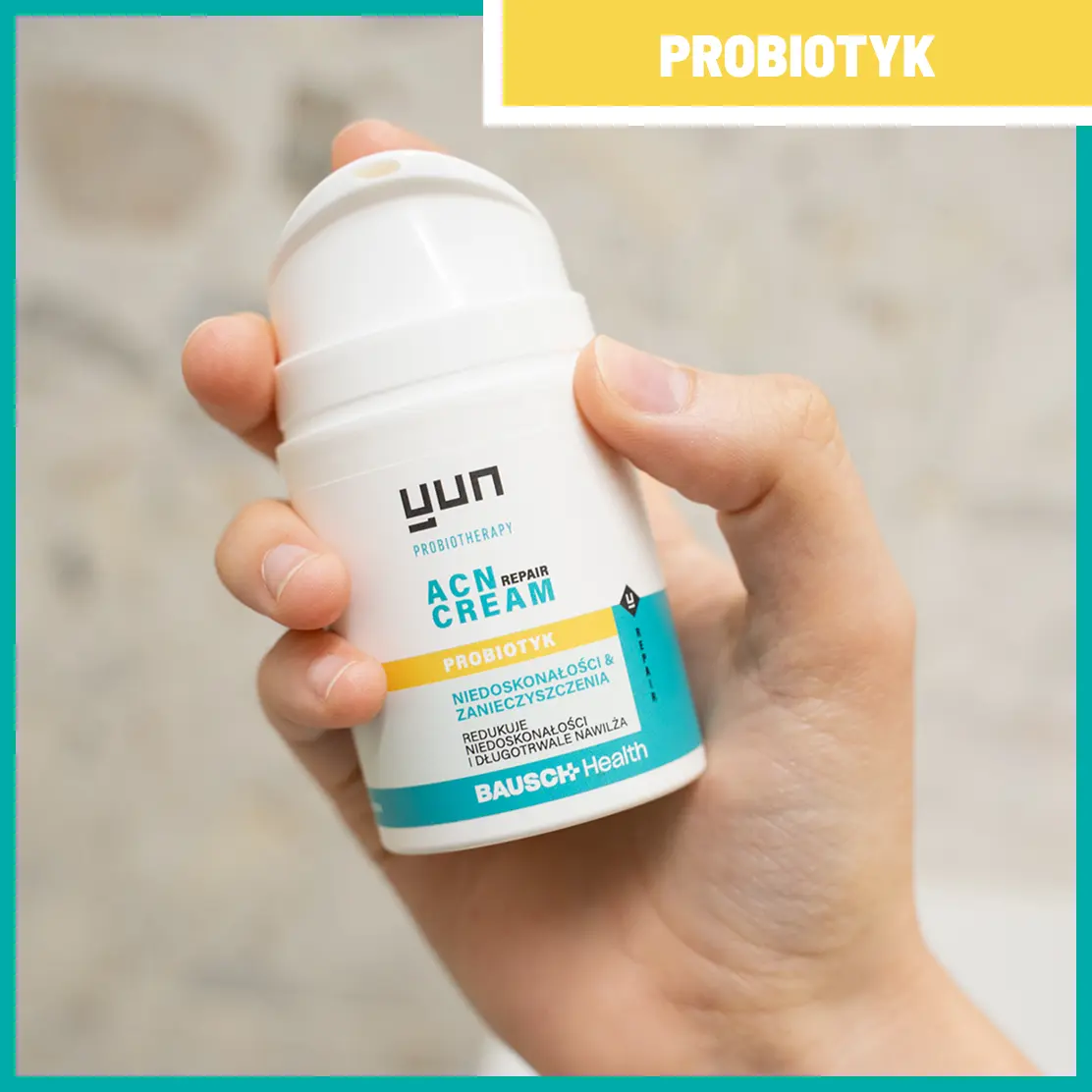 Produkt Yun ACN Wash i ACN Repair Cream trzymany w dłoni.