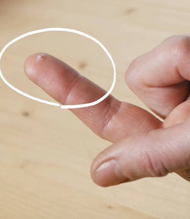 Mikrokapsułka umieszczona na palcu wskazującym – prezentacja technologii kapsułkowania