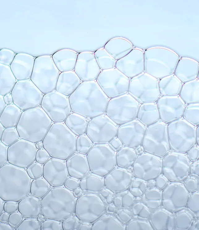 Struktura przezroczystych bąbelk&oacute;w na jasnym tle.