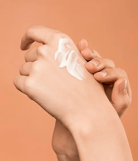 Plastikowy Model DNA trzymany w dłoniach