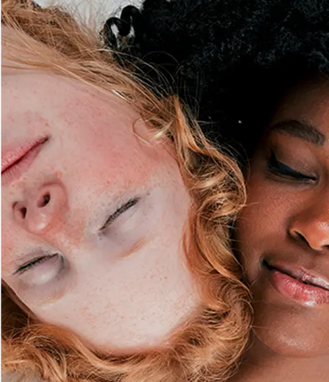 Osoba uśmiechnięta, z kr&oacute;tkimi blond włosami.