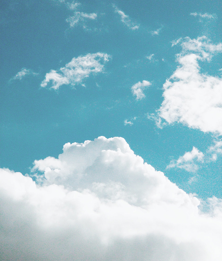 Białe chmury na tle błękitnego nieba.