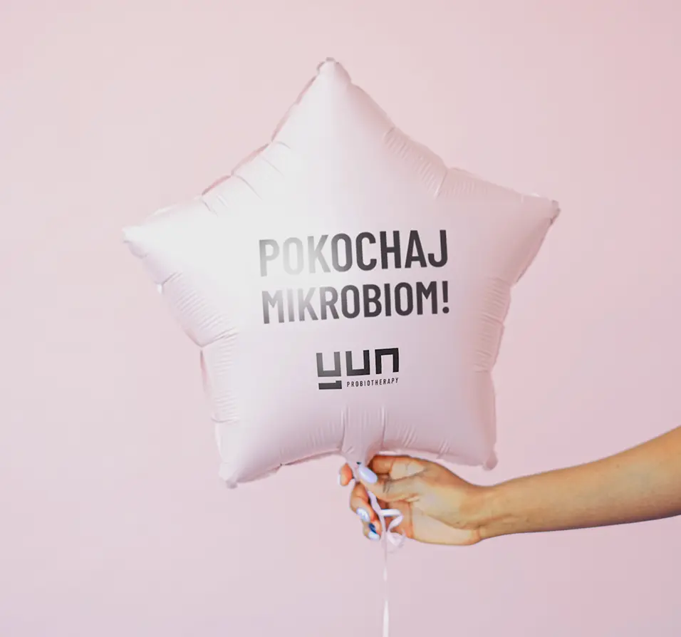 Balon w kształcie gwiazdy z napisem "Pokochaj mikrobiom!" i logo Yun
