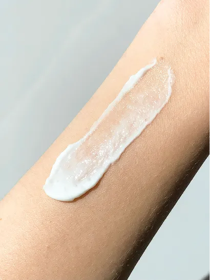 YUN krem na przedramieniu &ndash; pokazanie konsystencji produktu probiotycznego na sk&oacute;rze