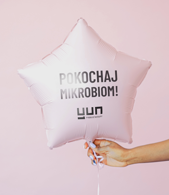 Balon w kształcie gwiazdy z napisem "Pokochaj mikrobiom!" i logo Yun